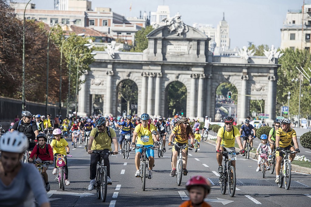 La Puerta de Alcalá vio pasar a los más de 100.000 ciclistas.