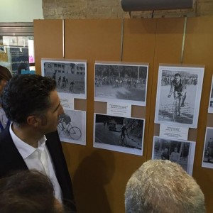 Indurain admira la exposición © FDM