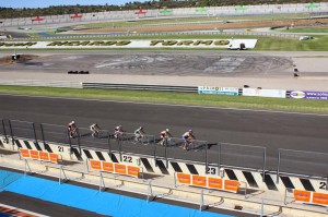 Ciclistas en el Ricardo Tormo