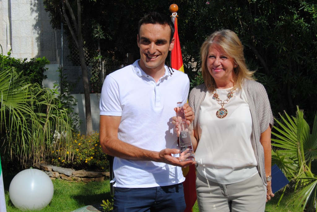 Recepción, por parte de la alcaldesa, del hito conmemorativo en miniatura.