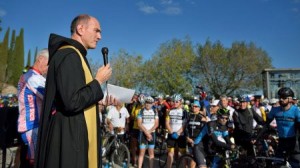 El Pare Rector de Montserrat bendijo a todos los ciclistas presentes © Angel F. Santos