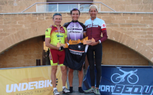 Los ganadores, en el podio.