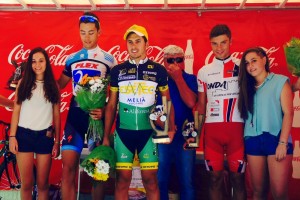 Alejandro Martínez, en el centro del podio del Trofeo Ayto. de Peñafiel, junto a Fuentes y Sureda.