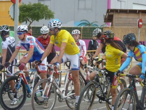 Joan Ruiz, de amarillo, líder júnior © facebook