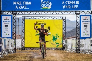 Leao Pinto de negro dedica una de sus victorias a su madre © Fabio Piva/Brasil Ride