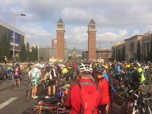 La Avinguda Reina Maria Cristina, repleta de ciclistas.