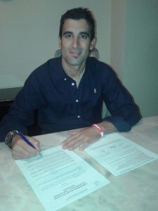 Domínguez firma el contrato © Ecuador