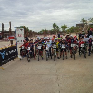 Los participantes en la prueba de BTT, preparados para salir © FCRM