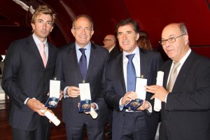 Los tres galardonados, junto a Pedro Delgado © RFEC