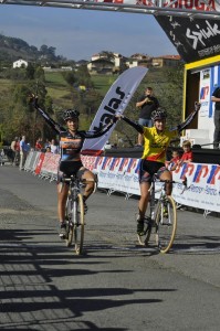 Las hermanas González, cruzando la meta.