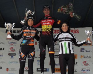 Aida Nuño, acompañada por Lucía González y Olatz Odriozola © RFEC