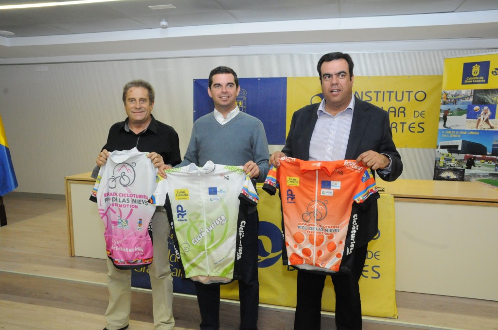 Ángel Bara, Lucas Bravo de Laguna y Melchor Camon con los maillots de la Cicloturista 2014 © Fernando Jiménez