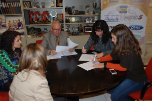 El CC Chicas Bikers Murcia, formalizando su inscripción con el presidente de la FCRM.