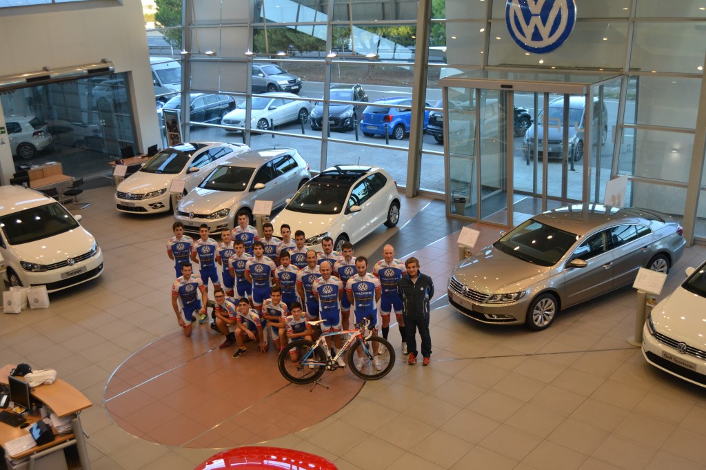 El equipo, en el concesionario