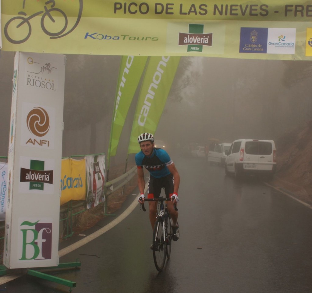 El grancanario Rubén Quintana cruzando la línea de meta © José Arturo Castro