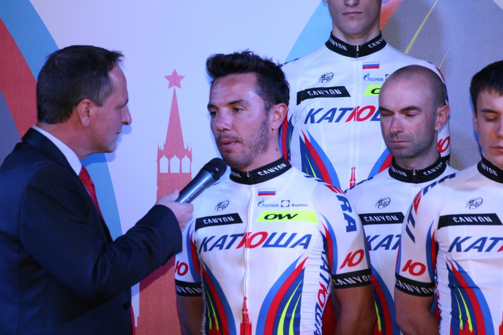 Purito es entrevistado por el jefe de prensa del Katusha