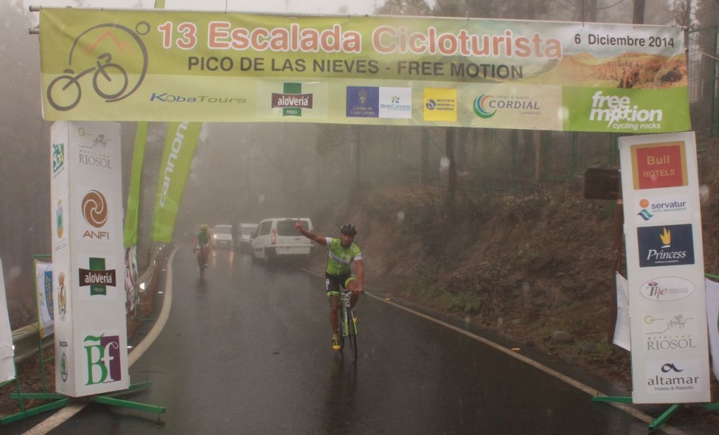 Mathias Notheboer surgiendo de entra la niebla llegando a meta © José Arturo Castro