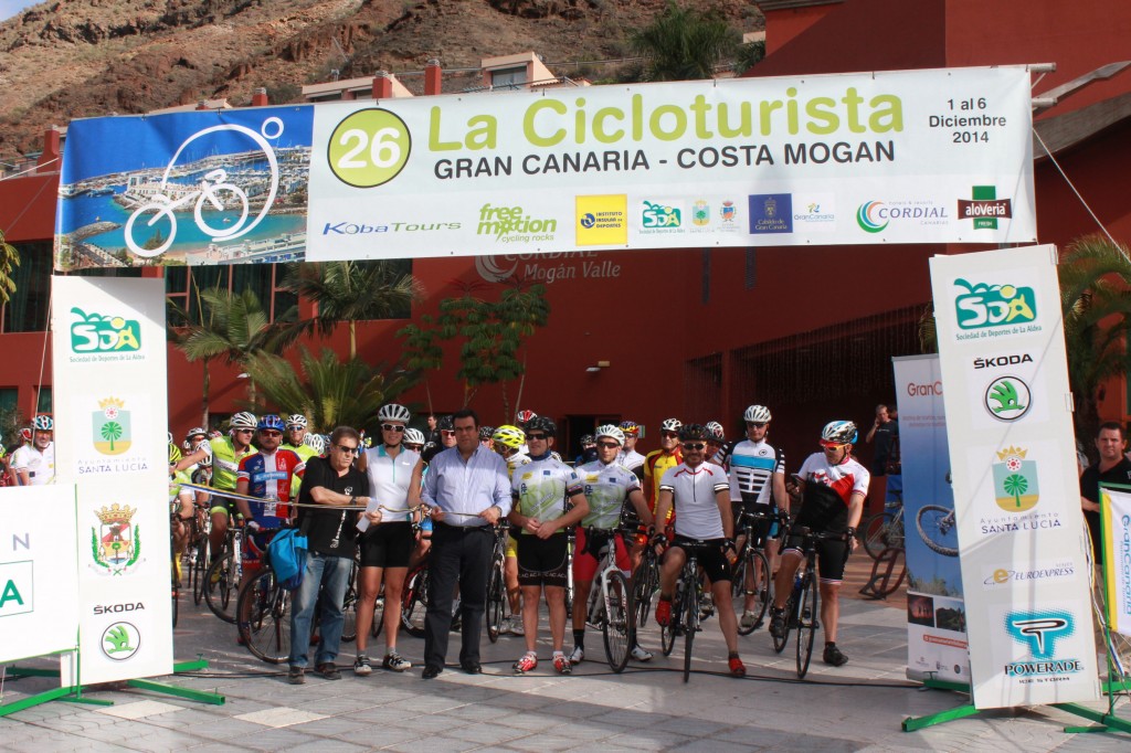 Melchor Camon, junto a Edurne Pasabán y Serafín Zubiri en el corte de cinta oficial © José Arturo Castro