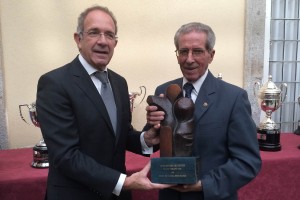 López Cerrón y Bahamontes con el trofeo © RFEC