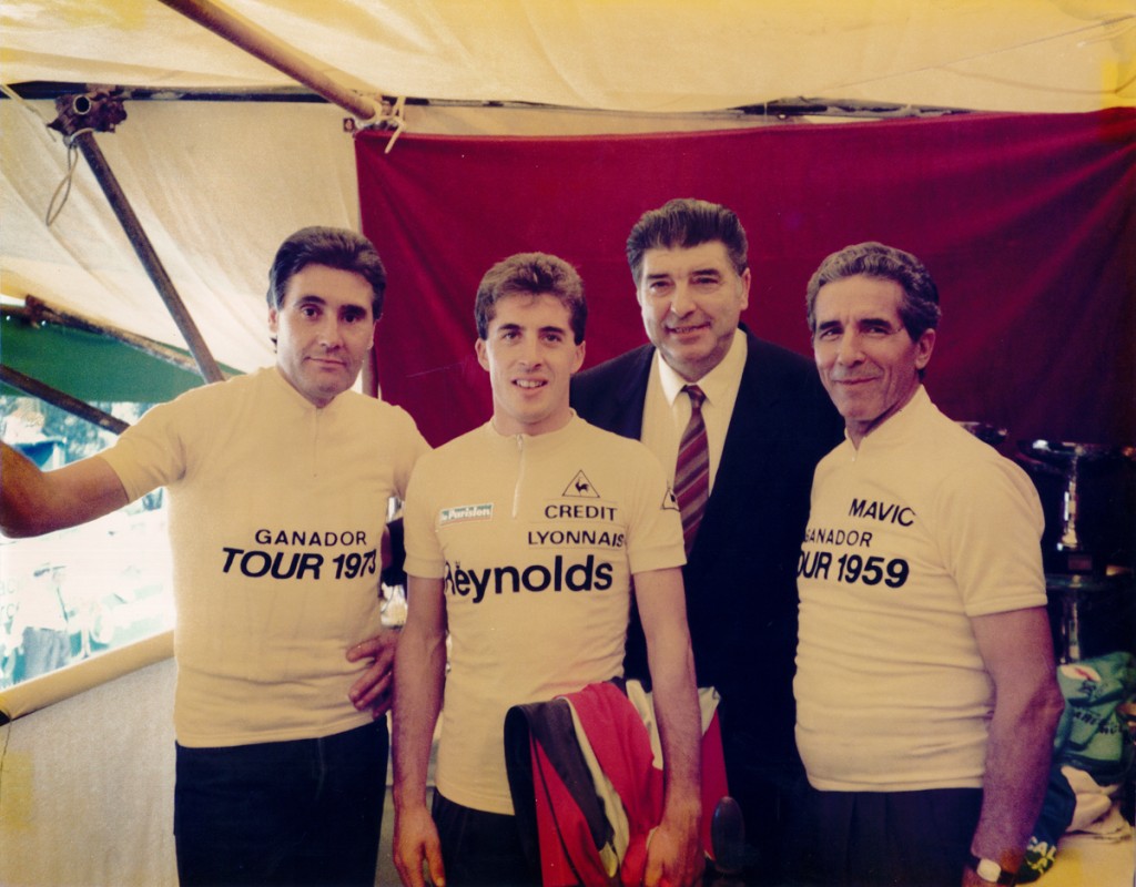 Foto histórica Escalada Montjuïc 87: Joaquím Sabaté con los ganadores del Tour Ocaña, Perico Delgado y Bahamontes.