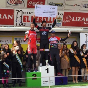 Joan Font, esgrimiendo su premio en el podio