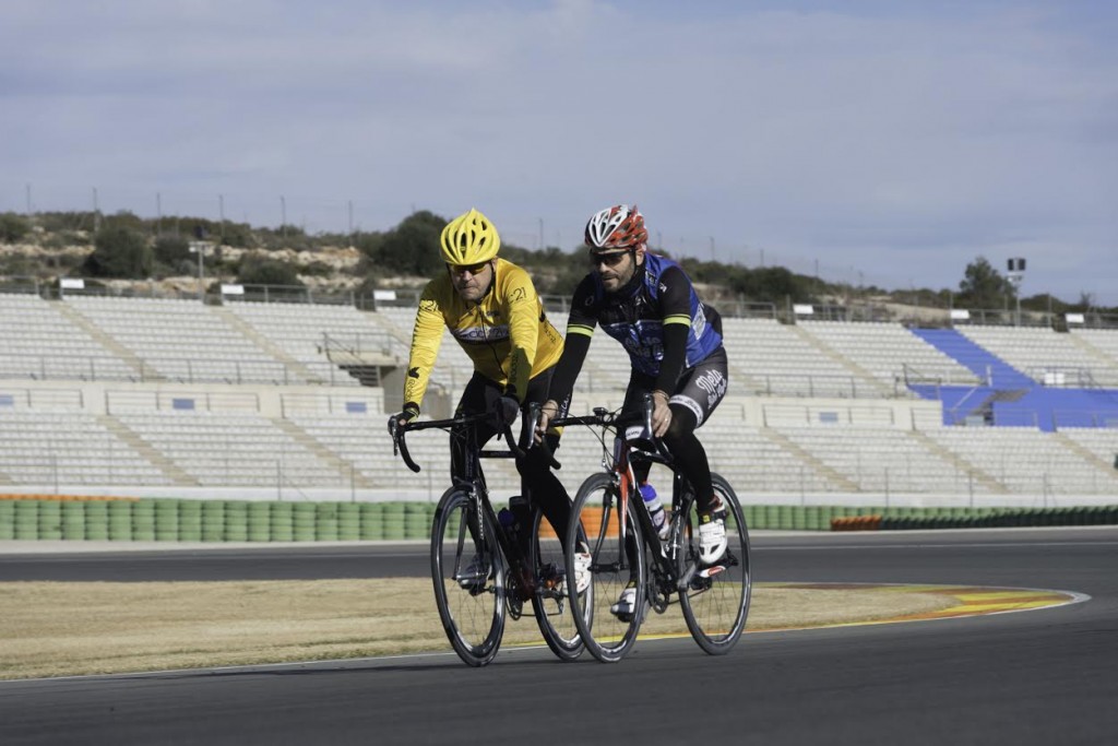 Los periodistas Naya (senselimitsaventura.com/) -derecha- y Ferrari (Ciclo21.com), probando el circuito