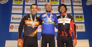 Marco Antonio Prieto, Bruno Prieto y Castor González, con sus medallas.