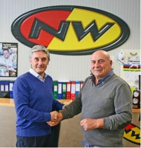 Gianni Piva, fundador y propietario de Northwave, junto a G. Saronni 