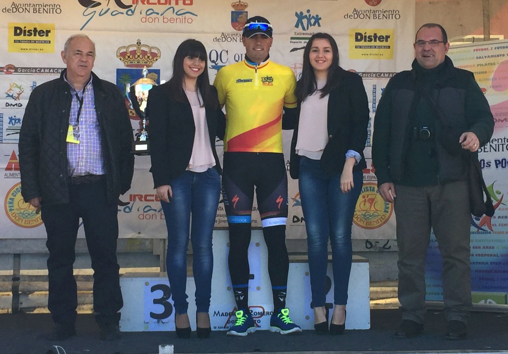 Cristian Torres, con el maillot de líder sub-23 de la Copa de España.