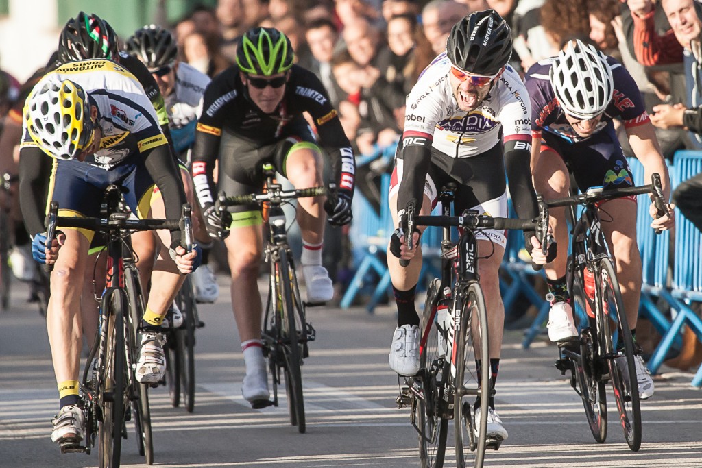 El sprint de Gata de Gorgos © Volta La Marina