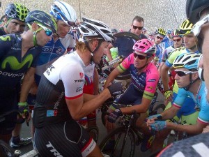 El pelotón, antes de la suspensión de Omán