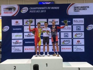 Torres, en el podio de scratch con su medalla de plata © RFEC