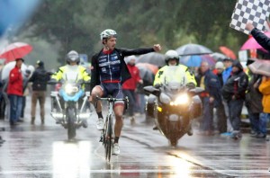 Yoan Verardo, cruzando la meta bajo la lluvia