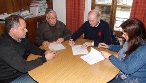 Durante la firma del acuerdo © FCC