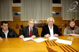 Momento de la firma © Volta Catalunya