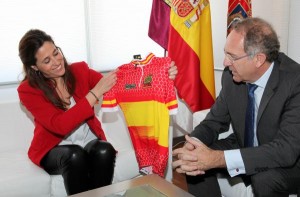 La alcaldesa de Ciudad Real, Rosa Romero, y el presidente de la RFEC, José Luis López Cerrón © RFEC