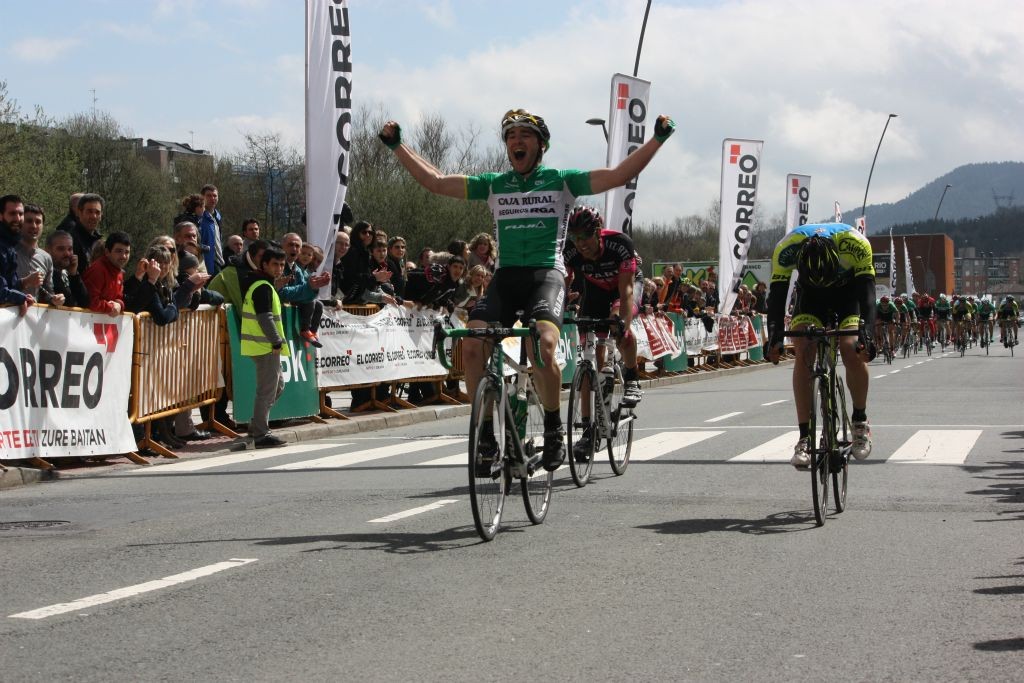 Unanue se impone en el sprint final a Aranburu y Carretero © SC Amorebieta