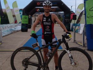 Bernad posa con su bici tras vencer en el cross duathlon.
