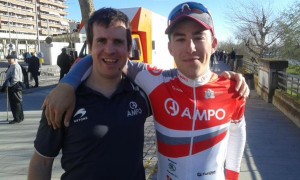 Mikel Elorza, junto a Gaztañaga, tras ganar en Balaguer © O. Ortiz de Guinea