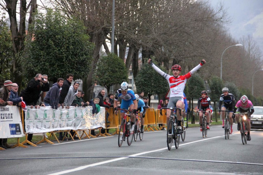 Mikel Paredes celebra su triunfo en Azpeitia © FGC