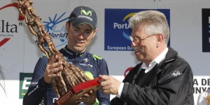 Valverde, con el trofeo "casteller" © Movistar