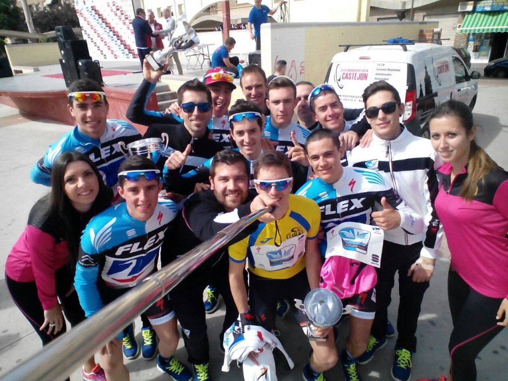 Selfie del equipo tras su victoria en Murcia.