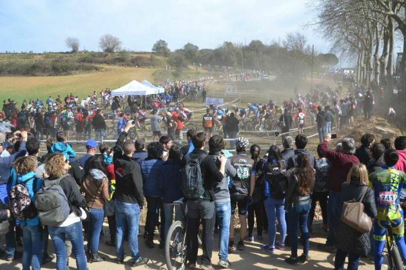 Numeroso público se congregó en el Parc de la Draga para ver a los bikers.