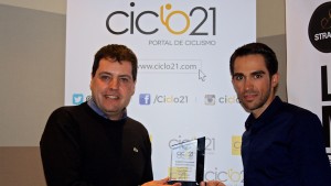 El director de Ciclo 21 entrega el trofeo a Contador © S. Navarro