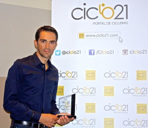 Contado posa con el trofeo © Susana Navarro / Ciclo 21