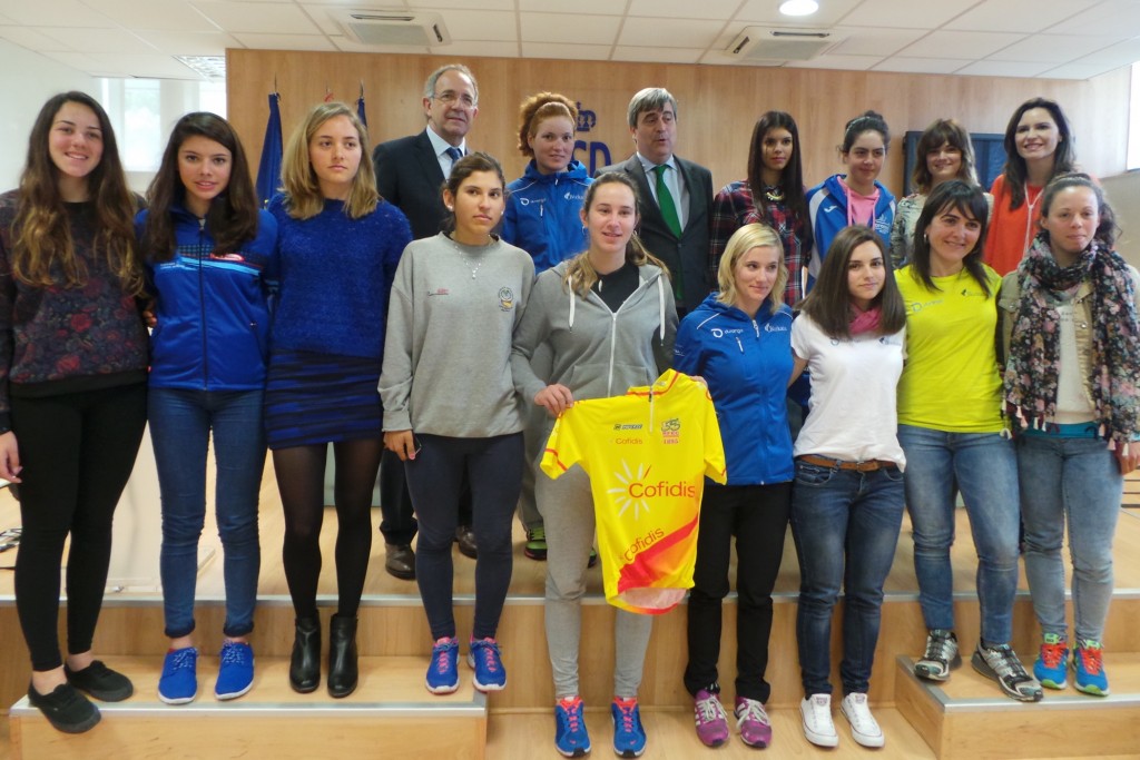 Foto de familia tras la presentación © RFEC