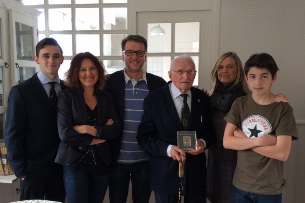 Ibáñez Arana recogió la Insignia Olímpica rodeado de su familia© RFEC