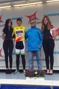 Díaz Gallego, con el maillot de líder sub-23 tras el GP Macario © RFEC