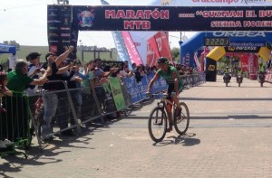 Pedro Romero, bajo la pancarta de meta.