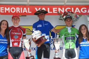 Cristian Cañada, flanqueado por Alberto Gallego y Antton Ibarguren en el podio del año pasado.